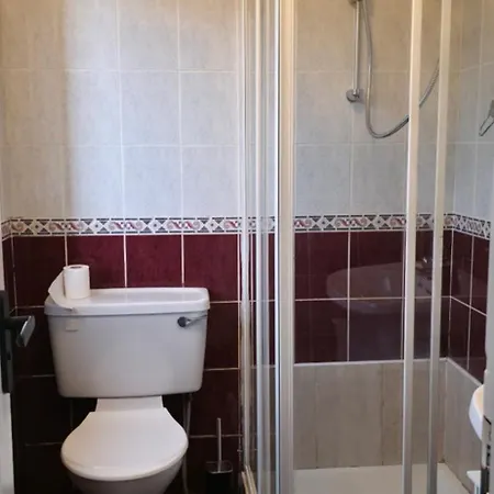 Pensión Queen With Ensuite Bathroom