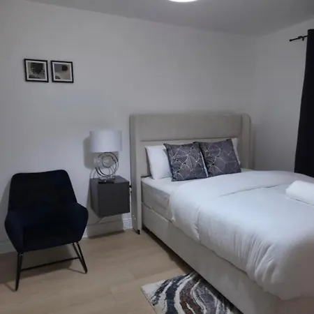 Pensión Queen With Ensuite Bathroom *